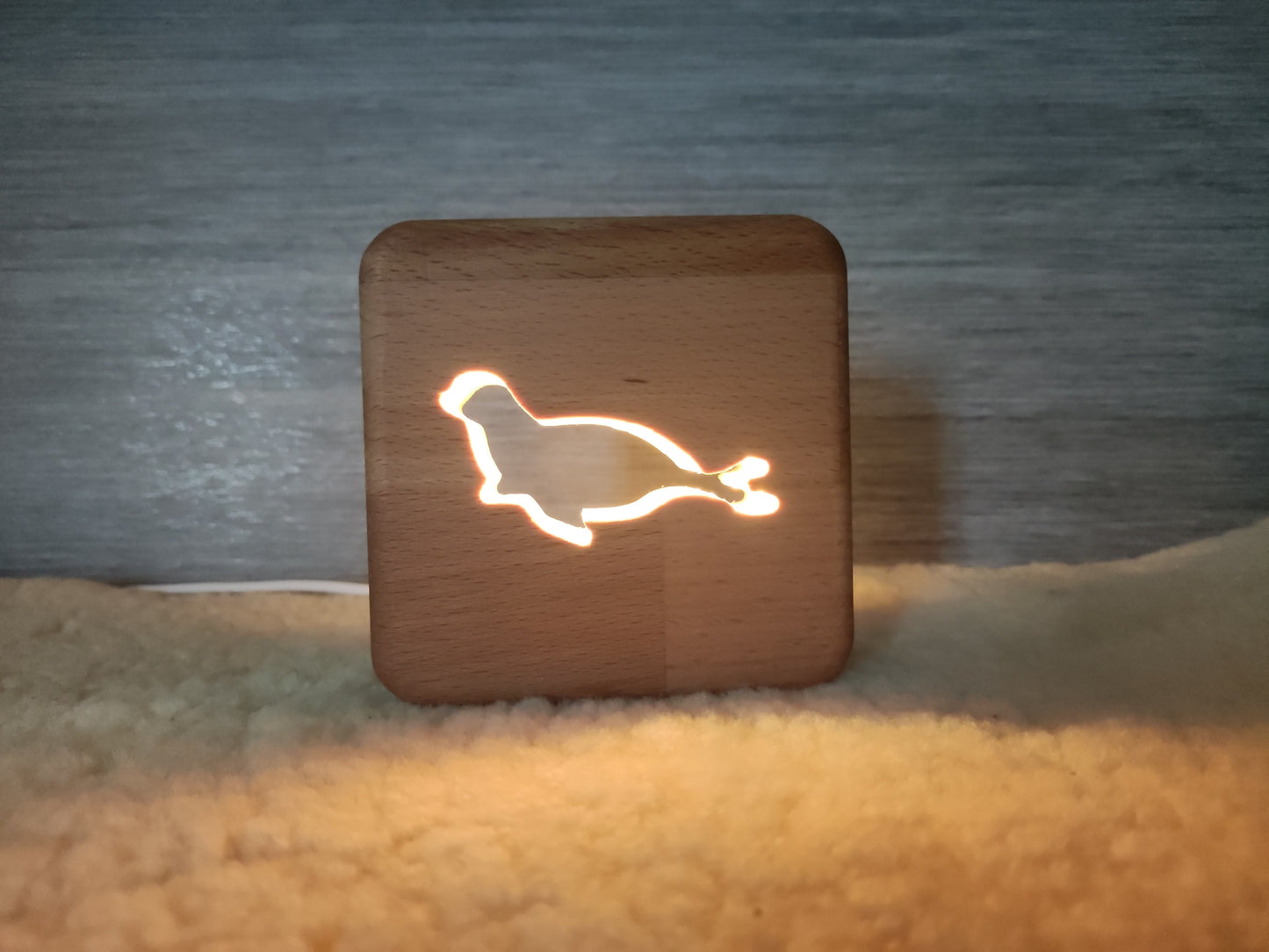 Robbe (liegend) Holz LED Nachtlicht / Dekoration