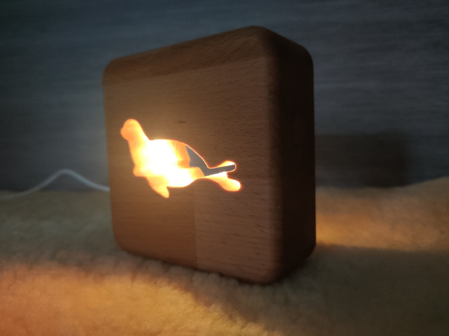 Robbe (liegend) Holz LED Nachtlicht / Dekoration